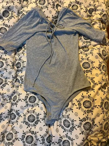Body côtelé gris avec laçage à l’avant