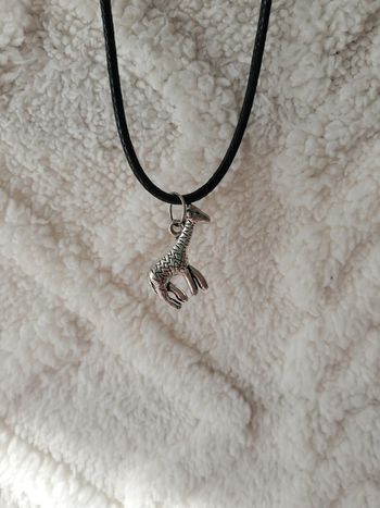 Collier avec un pendentif en forme de girafe