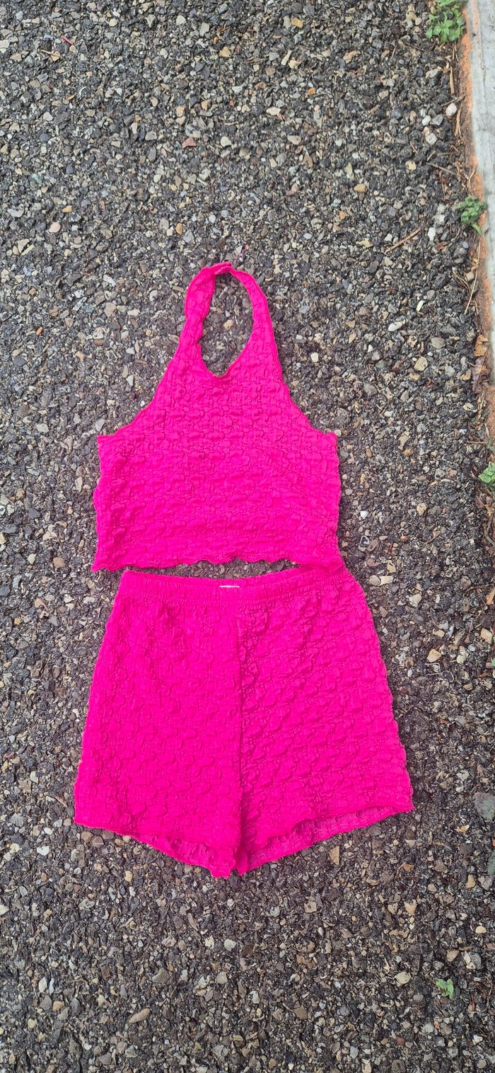 Lot vêtements débardeurs et short - photo numéro 2