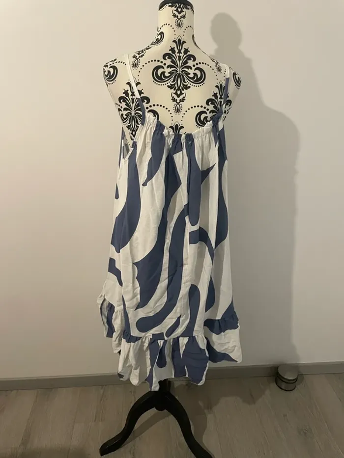 Robe ample à bretelles blanc à motif bleu bas volant neuf Miss Golden taille 46 - photo numéro 5