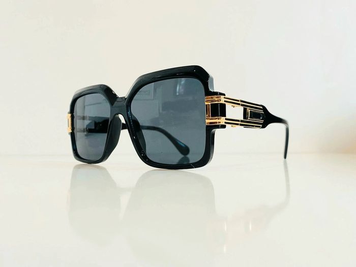 Nouveauté lunette de soleil femme noire carrée bras dorés uvprotection catégorie 3