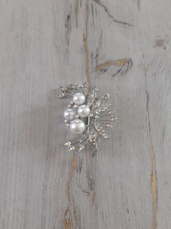 Broche neuve