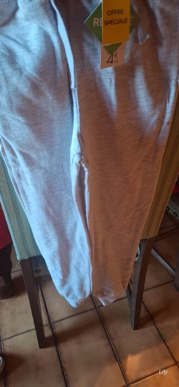 Jogging fille neuf avec etiquette 7 8 ans