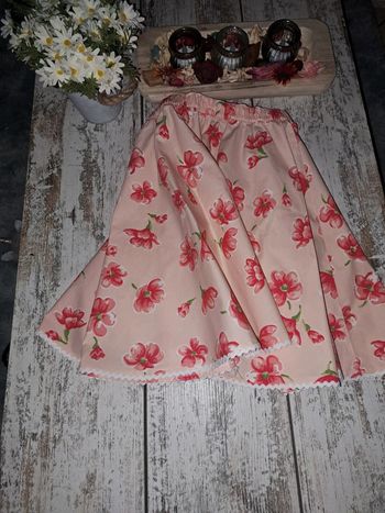 Jupe   fleuri et liseret dentelle