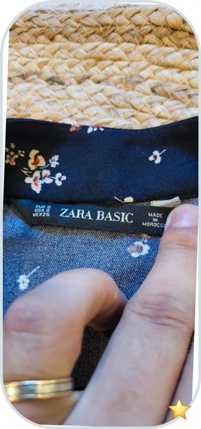 Blouse fleurie Zara - Taille S - Bleu Marine - Très bon état - photo numéro 4