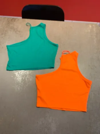 Tops courts une épaule nue