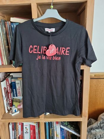 T Shirt. " Je suis célibataire et je le vis bien "