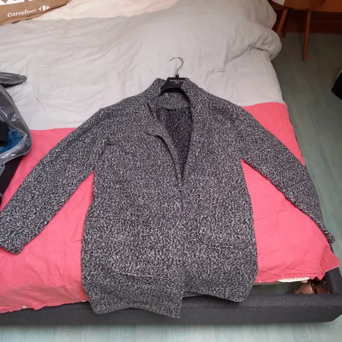 Veste noire et blanche laine