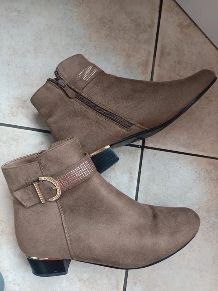 Bottines à talon femme en daim couleur taupe avec détails dorés - photo numéro 3