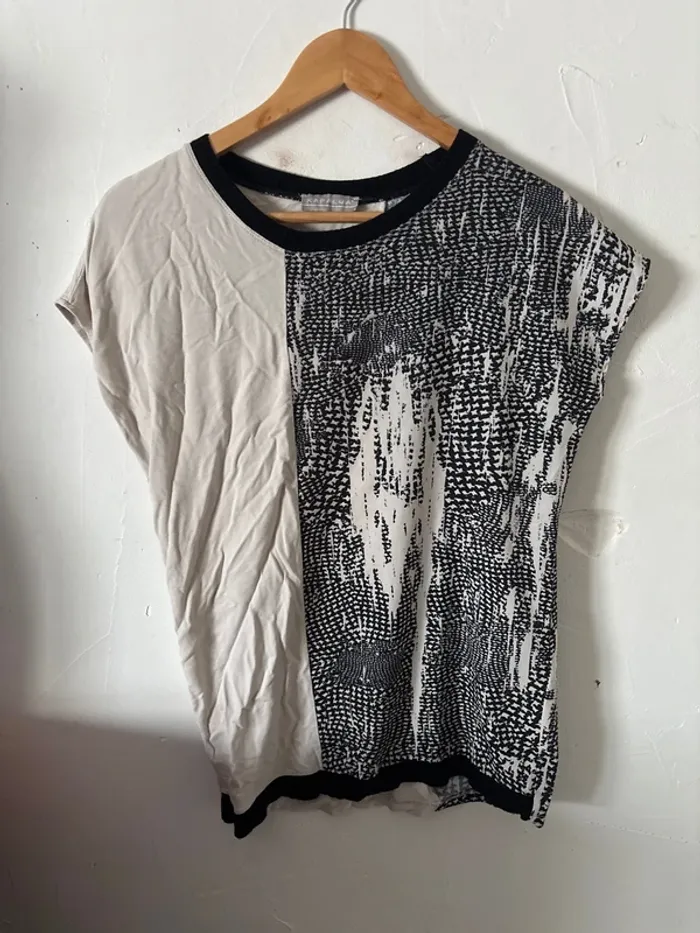 T-shirt, 827
