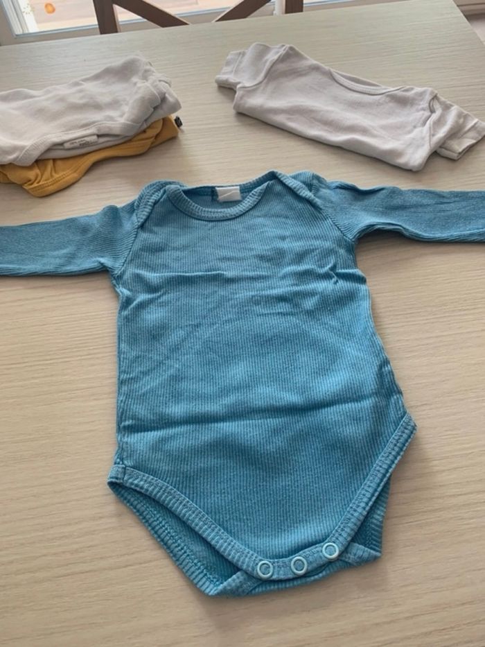 Lot de 4 bodys en 3 mois - photo numéro 2