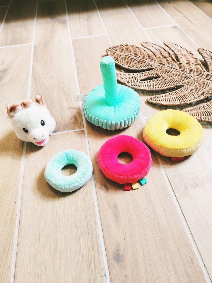 🦒Pyramide/tour anneaux sensoriels à empiler en tissu peluche marque Sophie la Girafe - photo numéro 3