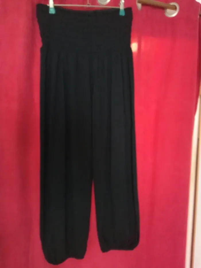 Pantalon femme  (j en ai 2 identiques) 1 acheté le 2 ème offert vendu 5 euros l unité )(275)