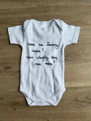 Body bodies vous me trouvez super vous devriez voir ma mère  bon état fille garçon 3 mois