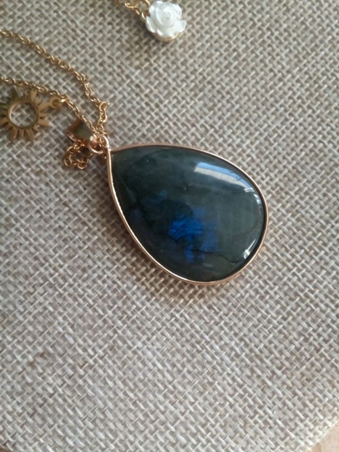 Collier avec pendentif en pierre de labradorite à reflets bleutés - photo numéro 2