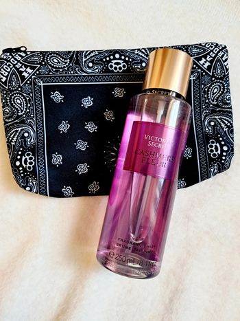 Brume corporelle parfumée Victoria's Secret + trousse offerte.
neuve 💜 Cashmere Fleur
