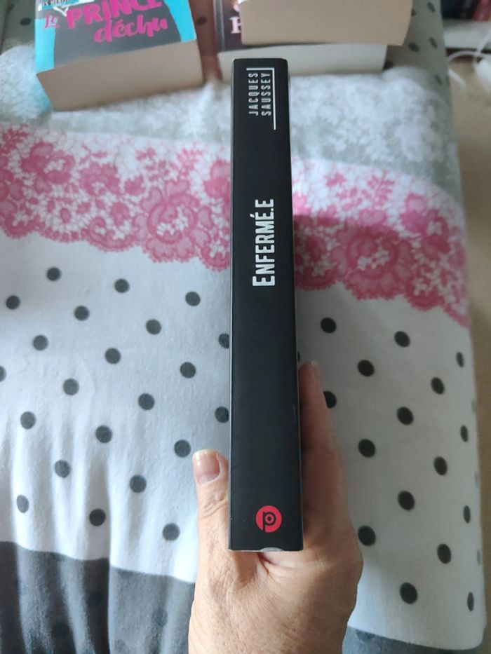 Enfermé.e - photo numéro 3