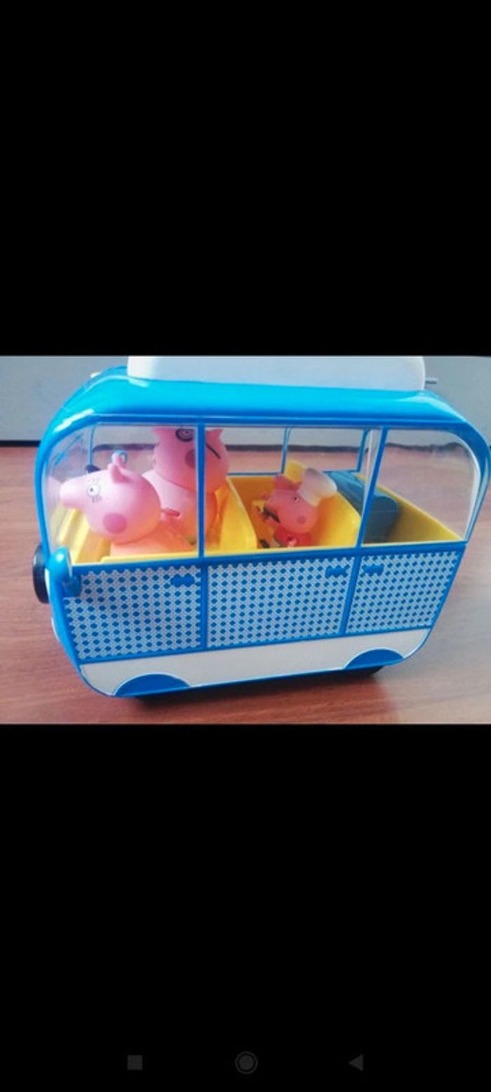 Camping car bleu Peppa Pig avec accessoires et personnages 15€ - photo numéro 2