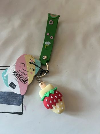 Porte clé petite fraise collection Kawaii neuf !