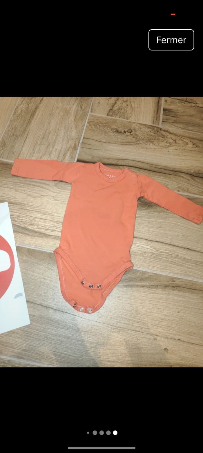 Lot 5 bodies body 
Ouverture croisé 
Marque sweet soft, Kiabi, kitchoun 
Taille 1 mois 50-54cm - photo numéro 6