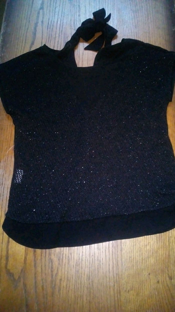 Haut noir avec noeud et décolleté dans le dos