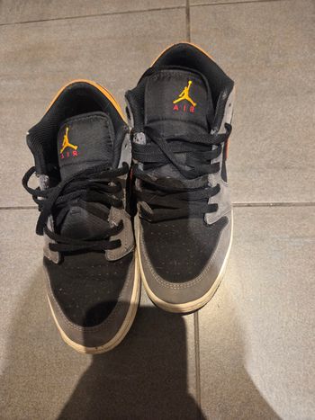 Basket air jordan grise et orange 