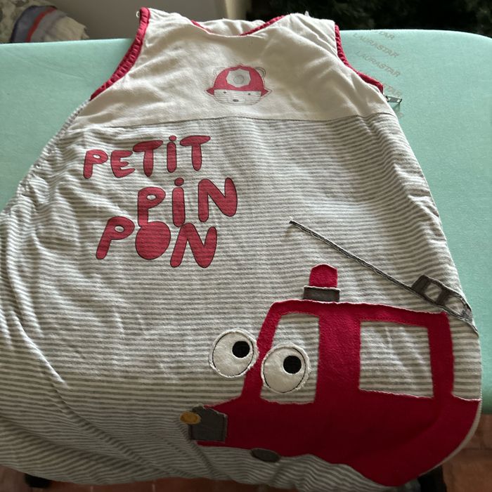 Vends lot de deux gigoteuses Disney et mots d enfant 0/6 mois en bon état