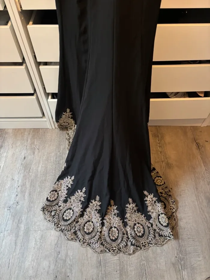 Robe sirène noire et dorée - photo numéro 3