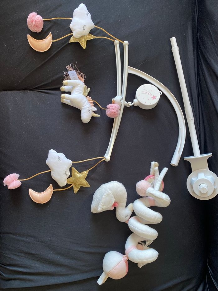 Mobile musical de lit et spirale d’activité