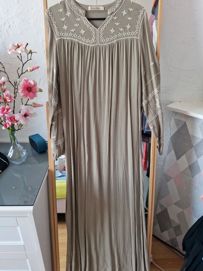 Longue robe broderie - photo numéro 2