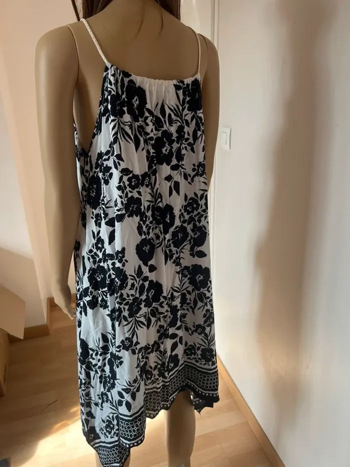 Robe bleu marine et noire fleurie - photo numéro 2