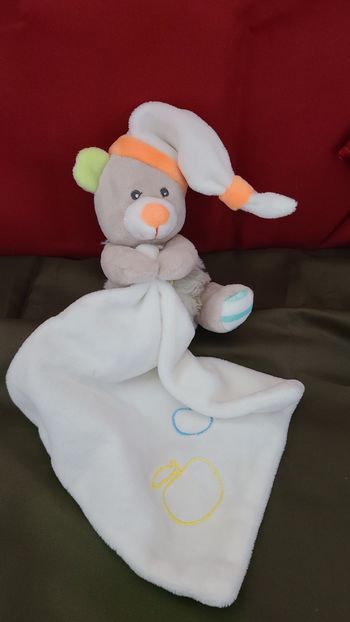 Peluche ours gris, orange et vert tenant un mouchoir *Oscar l'ourson*