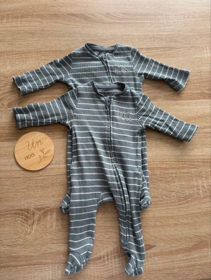 3 pyjamas 1 mois - photo numéro 3