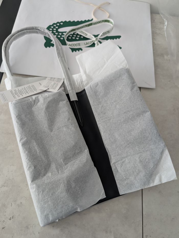 Vende magnifique sac Lacoste neuf de grand taille L avec étiquette - photo numéro 4