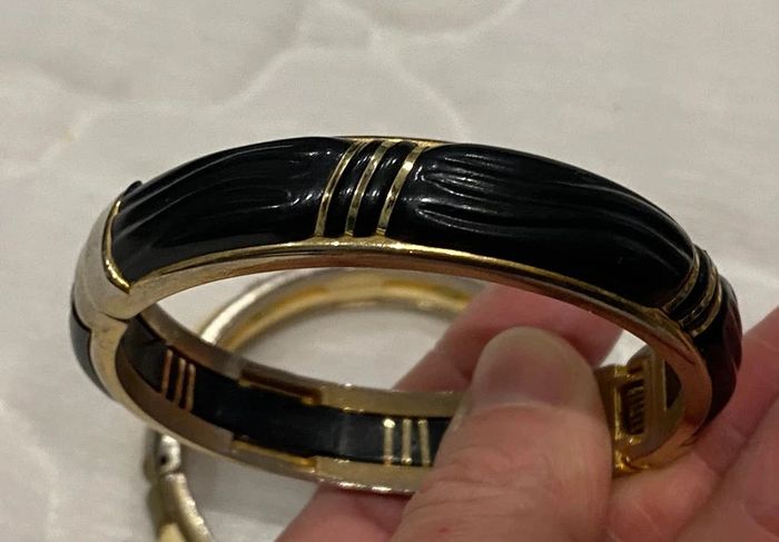 Lot de deux bracelets joncs en métal et celluloïde année 50 - photo numéro 4