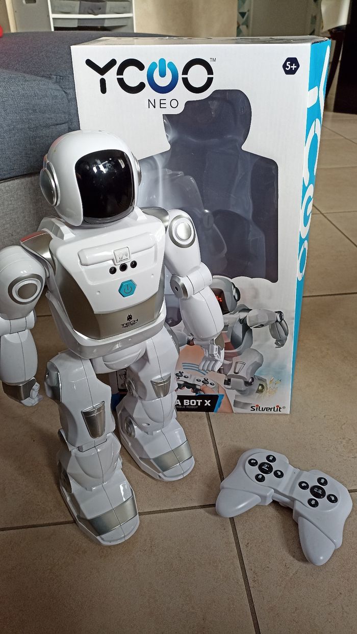 Robot télécommandé programmable