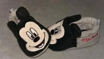 Chaussons bébé disney Mickey état neuf