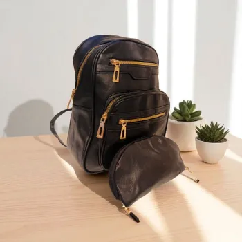Sac à dos noir élégant en similicuir avec fermetures dorées + pochette assortie