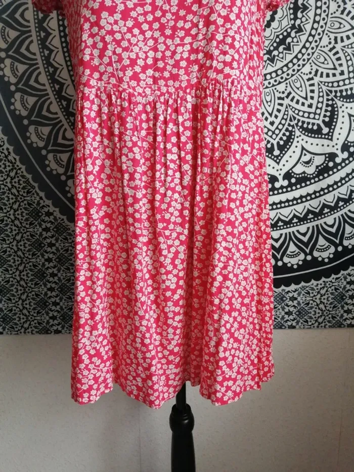 Robe courte fluide rose à fleurs blanches / shein / (M) - photo numéro 5