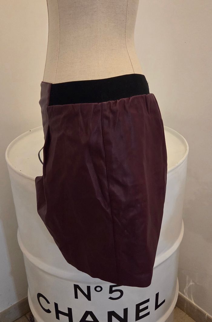 Jupe NAF NAF T.36 – effet cuir bordeaux – taille élastique – chic et tendance – excellent état - photo numéro 4