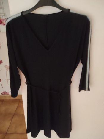 Robe noire avec bande argenté sur les manches
