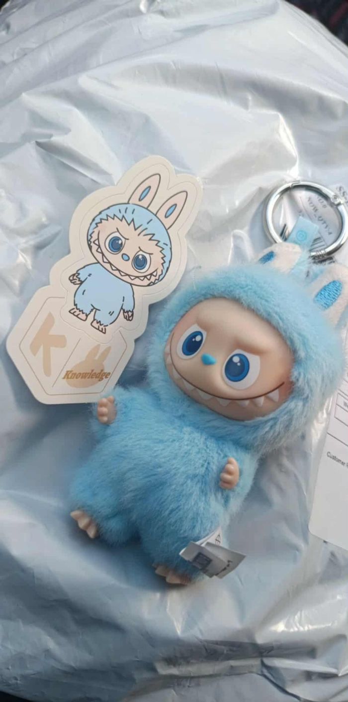 Labubu pin for love K