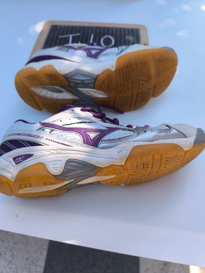 Baskets Mizuno taille 40 en bon état - photo numéro 5