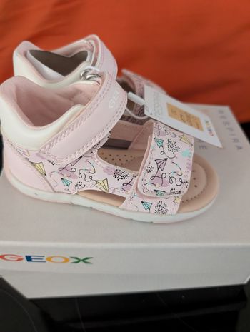 Sandales d'été fille. Taille 22. Semelle intérieure en cuir. Neuf. Geox 