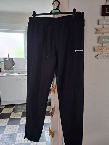Propose pantalon survet' marque: Lotto. 