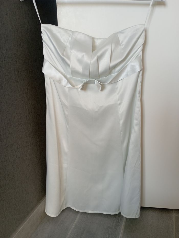 Robe blanche sans manches