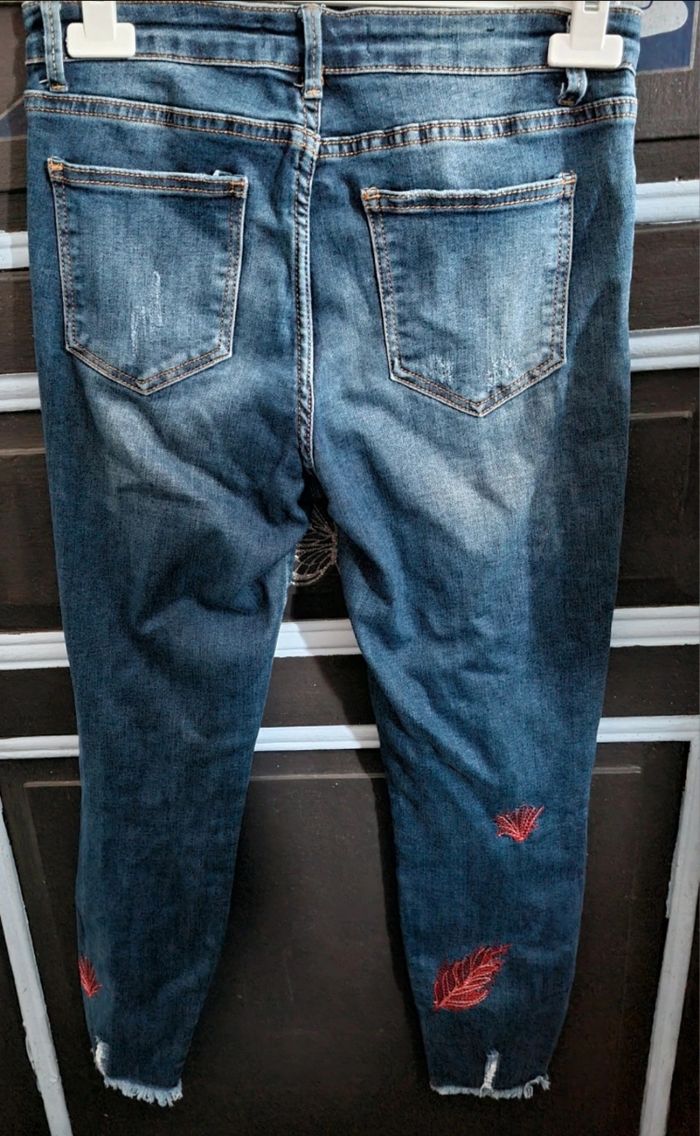 Jeans trouée avec broderie taille 38 - photo numéro 4