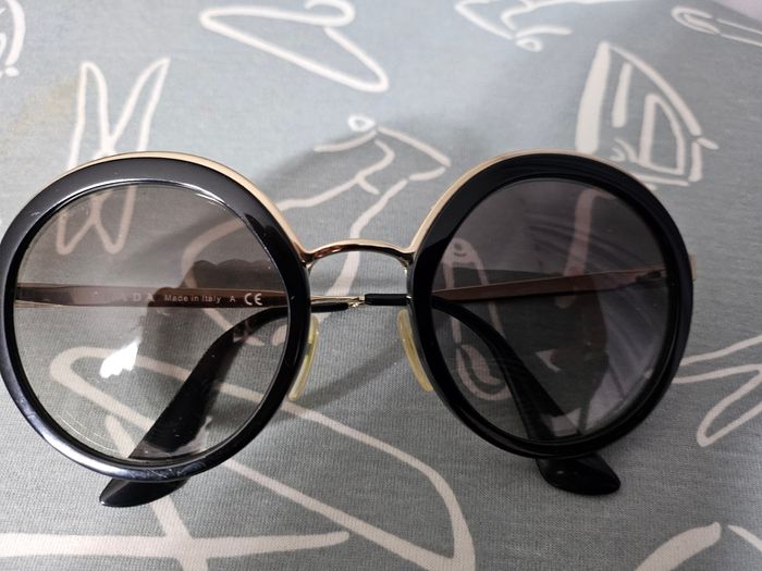Lunettes de soleil marque Prada - photo numéro 2