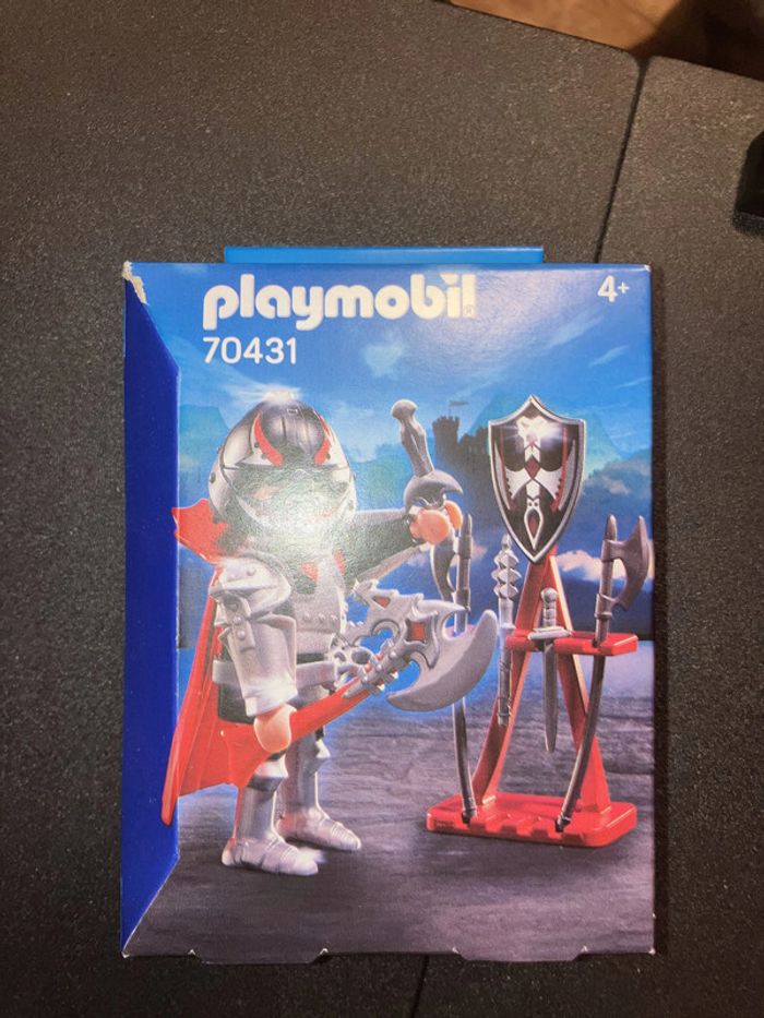 70431 - Le chevalier avec son râtelier d'armes