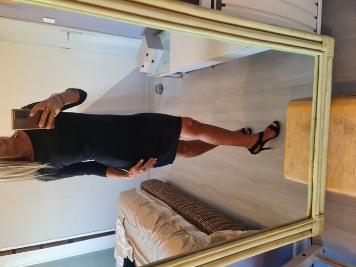 Robe noire avec bijoux sur les épaules Fabriqué en Italie Taille 36